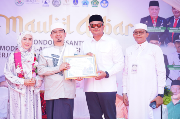 Hadiri Maulid di Ponpes Modern Al-Aksi, Bupati Bantaeng Wakafkan 50 Al-Qur’an