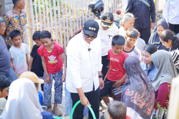 Bupati Bantaeng Terjun Langsung Distribusi Air Bersih ke Warga Terdampak Kekeringan