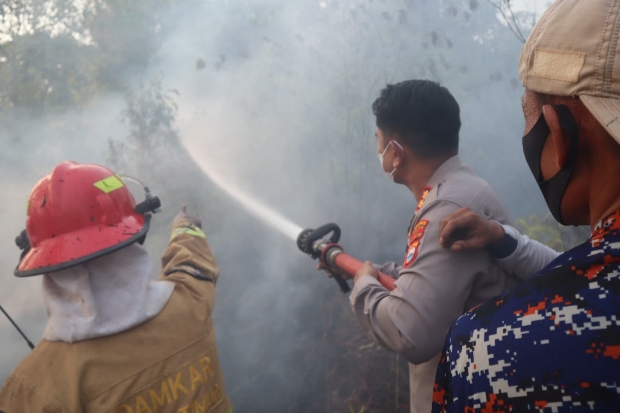 Kapolres Lutim Turun Langsung Padamkan Kebakran Lahan di Perbukitan