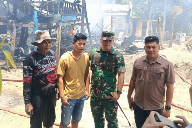 Prajurit Yonarmed 21/Kawali Gerak Cepat Padamkan Kebakaran Rumah di Bengo