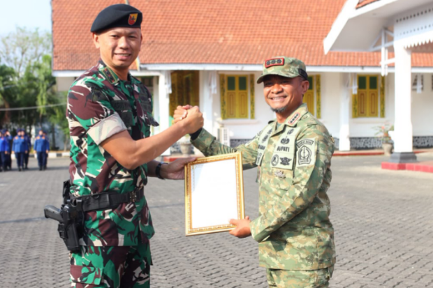 Bupati Asman Terima Brevet Kehormatan Kavaleri Simbol Sinergi TNI dan Pemda
