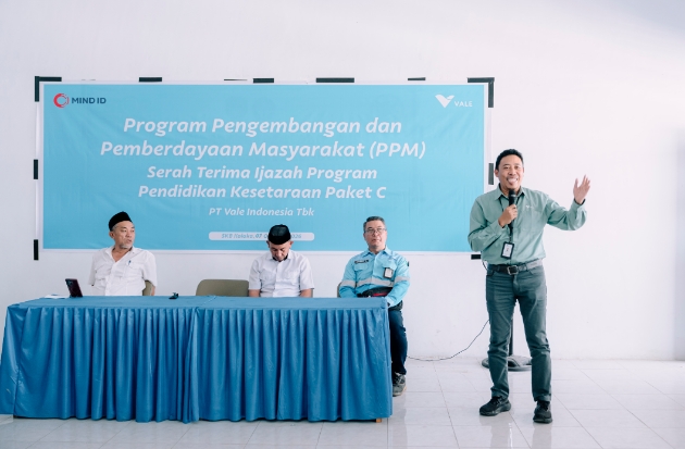 Vale Serahkan Ijazah Paket C, Buka Peluang Kerja Warga Pomalaa