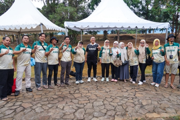 Bupati Luwu Timur Sapa Kontingen Games Estafet, Perkenalkan Buah Dengen di Sorowako