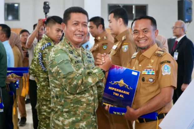 Bupati Bone Terima Brevet Kehormatan Kesehatan Penyelaman dan Hiperbarik dari TNI AL