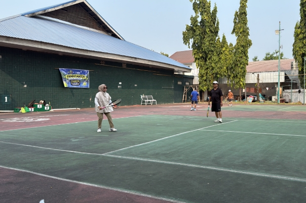 Santai Jelang Pemeriksaan Kesehatan Pilrek UNM, Prof Hasmyati Pilih Main Tenis Bersama Dosen