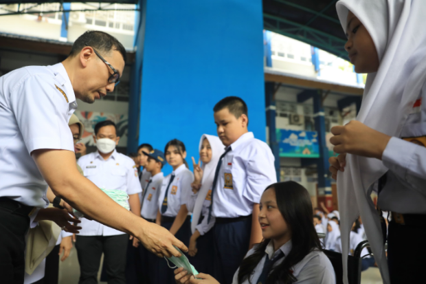 Kualitas Udara Memburuk, Pemkot Makassar Bagikan Masker Gratis di Sekolah