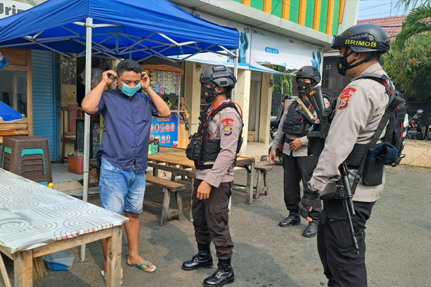 Brimob Parepare Bagikan Masker kepada Warga Ditengah Kepungan Kabut Asap