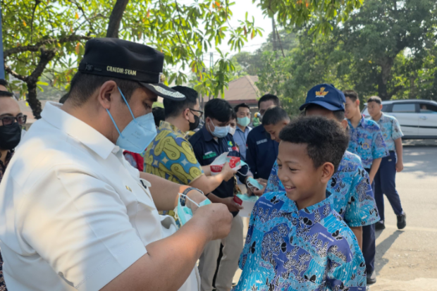Kualitas Udara Maros Tidak Sehat, Siswa Diberi Masker