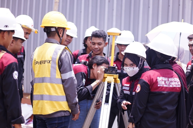 Mahasiswa Nobel Praktik Penggunaan Alat Pemetaan Tambang