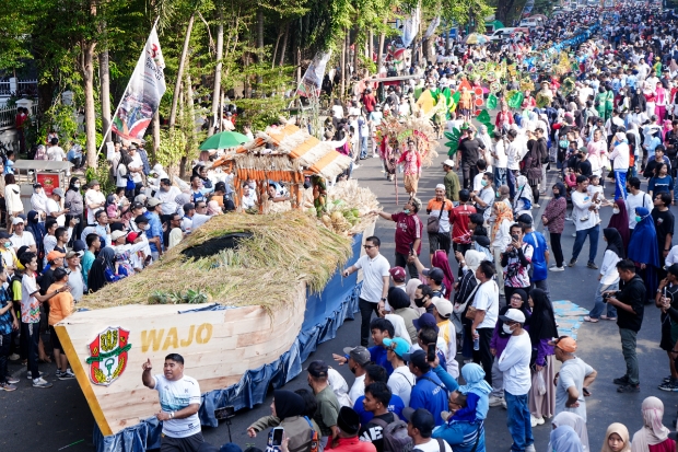 Gubernur Lepas Puluhan Ribu Peserta Jalan Sehat Anti Mager dan Kirab Swasembada Pangan