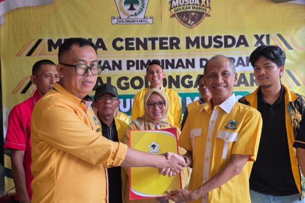Patarai Amir Ambil Formulir Pendaftaran Bakal Calon Ketua Golkar Maros