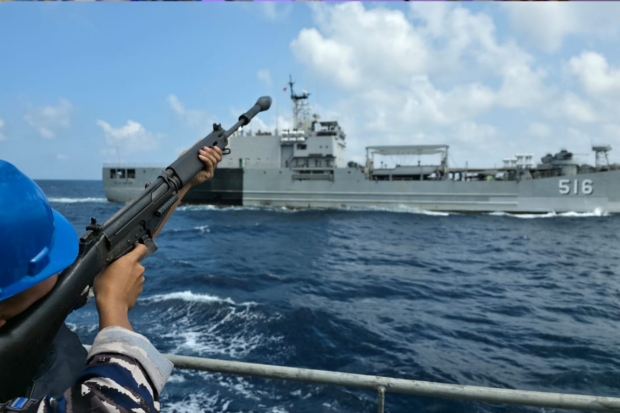 Dua KRI TNI AL Unjuk Profesionalisme dalam Latihan Taktis di Selat Makassar