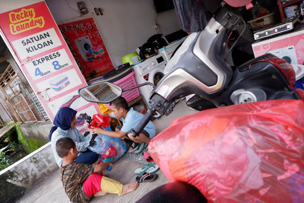 Audi Nisfatul Aira siswi klas 2 bersama adiknya membuat ecobrik sebagai upaya meminimalisir sampah plastik.