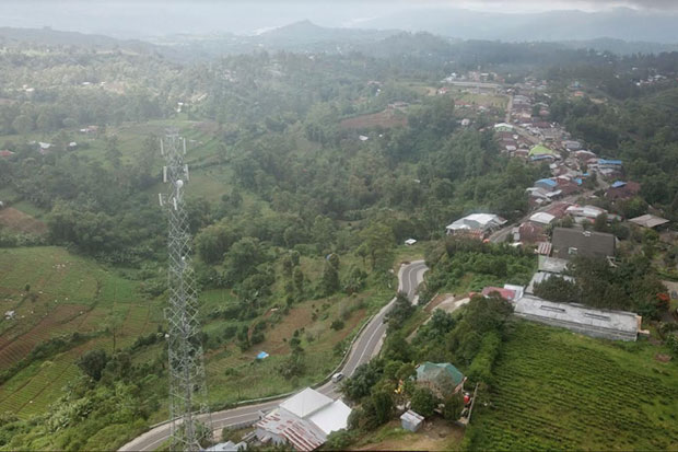 Teknisi XL Axiata melakukan pemeriksaan perangkat BTS (Base Transceiver Station) di objek wisata Malino, Kabupaten Gowa. Foto: Sindomakassar/Maman Sukirman