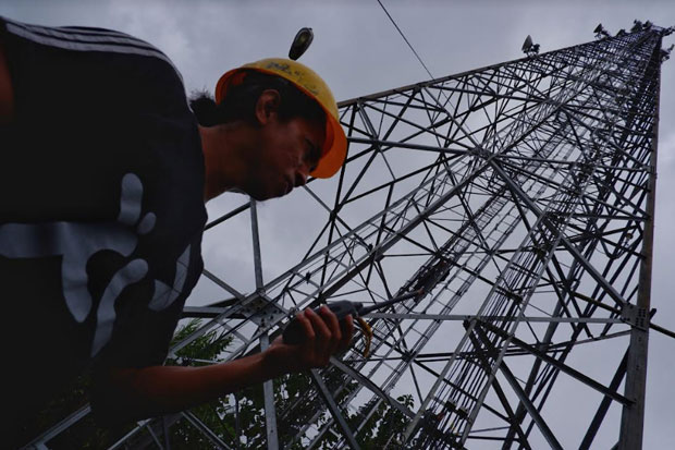 Teknisi XL Axiata melakukan pemeriksaan perangkat BTS (Base Transceiver Station) di objek wisata Malino, Kabupaten Gowa. Foto: Sindomakassar/Maman Sukirman