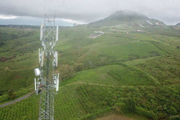 Teknisi XL Axiata melakukan pemeriksaan perangkat BTS (Base Transceiver Station) di objek wisata Malino, Kabupaten Gowa. Foto: Sindomakassar/Maman Sukirman