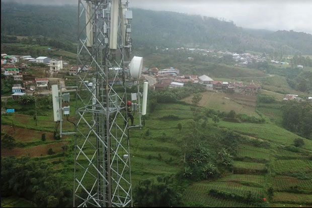 Teknisi XL Axiata melakukan pemeriksaan perangkat BTS (Base Transceiver Station) di objek wisata Malino, Kabupaten Gowa. Foto: Sindomakassar/Maman Sukirman