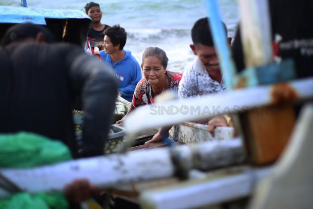 Beberapa nelayan menyiapkan perahu dan alat tangkap di pesisir Pantai Galesong, Takalar, belum lama ini. Mereka masih was-was untuk melaut karena cuaca ektrem. Foto: Sindomakassar/Muchtamir Zaide