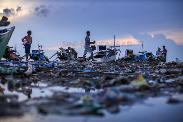 Beberapa nelayan menyiapkan perahu dan alat tangkap di pesisir Pantai Galesong, Takalar, belum lama ini. Mereka masih was-was untuk melaut karena cuaca ektrem. Foto: Sindomakassar/Muchtamir Zaide