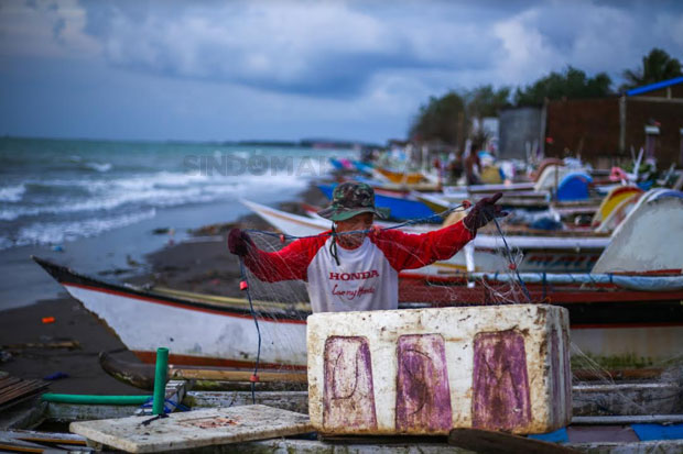 Beberapa nelayan menyiapkan perahu dan alat tangkap di pesisir Pantai Galesong, Takalar, belum lama ini. Mereka masih was-was untuk melaut karena cuaca ektrem. Foto: Sindomakassar/Muchtamir Zaide