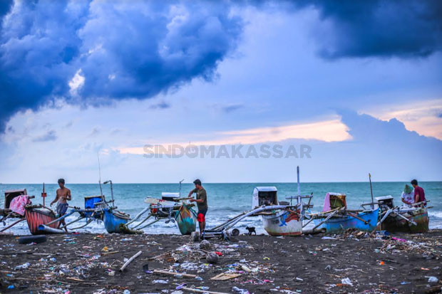 Beberapa nelayan menyiapkan perahu dan alat tangkap di pesisir Pantai Galesong, Takalar, belum lama ini. Mereka masih was-was untuk melaut karena cuaca ektrem. Foto: Sindomakassar/Muchtamir Zaide