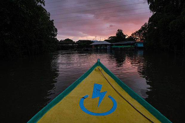 PLN melalui PT PLN (Persero) UP3 Makassar Utara menghadirkan perahu listrik ramah lingkungan yang digunakan para pengunjung untuk berkeliling di lokasi wisata Karst Rammang-rammang.