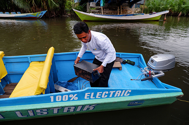 Sunardi menjadi operator perahu listrik menunggu wisatawan.