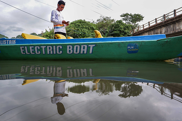 Sunardi menjadi operator perahu listrik menunggu wisatawan.