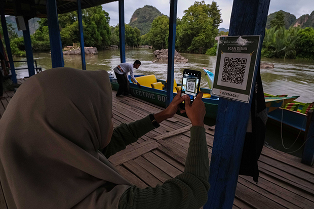 Pengunjung melakukan scan barcode untuk informasi destinasi wisatawa di Karst Rammang-rammang.