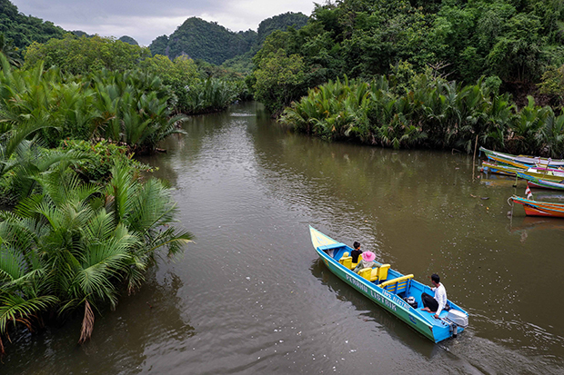 Menyusuri Wisata Karst Rammang-rammang Dengan Perahu Listrik