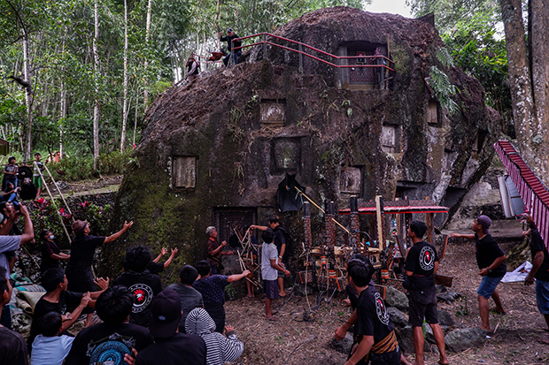 Tebing itu bukan tebing granit biasa. Tempat itu adalah kubur batu. Dan lubang-lubang di dalam tebing diisi oleh jenazah manusia.