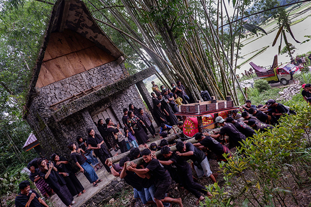 Kerabat mengarak jenazah yang akan dimakamkan di liang kuburan batu usai digelar acara Rambu Solo di Kecamatan Sesean, Kabupaten Toraja Utara.