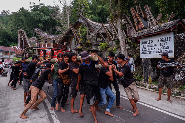 Kerabat mengarak jenazah yang akan dimakamkan di liang kuburan batu usai digelar acara Rambu Solo di Kecamatan Sesean, Kabupaten Toraja Utara.