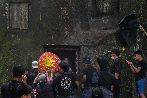 Jenazah dimakamkan di liang kuburan batu usai digelar acara Rambu Solo di Kecamatan Sesean, Kabupaten Toraja Utara.