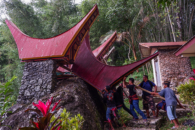 Rambu Solo, adalah salah satu tradisi upacara pemakaman yang unik dari Suku Toraja.