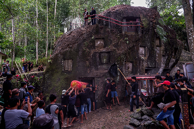 Tradisi Pemakaman Liang Kuburan Batu di Toraja Utara