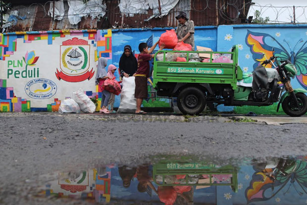 Beberapa warga tengah mengumpulkan smpah untuk dibawa ke Bank Sampah Unit Salimah Karuwisi, Makassar (18/1/2023). Foto: Sindomakassar/Muctamir Zaide