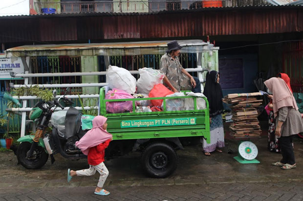 Beberapa warga tengah mengumpulkan smpah untuk dibawa ke Bank Sampah Unit Salimah Karuwisi, Makassar (18/1/2023). Foto: Sindomakassar/Muctamir Zaide