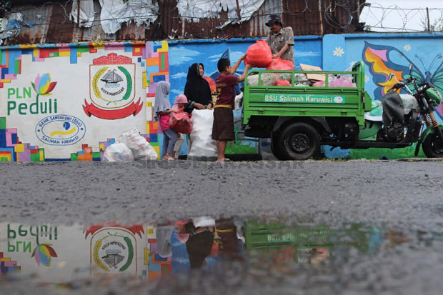 Beberapa warga tengah mengumpulkan smpah untuk dibawa ke Bank Sampah Unit Salimah Karuwisi, Makassar (18/1/2023). Foto: Sindomakassar/Muctamir Zaide