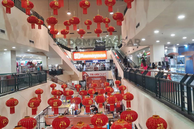 Sejumlah lampion menghiasi dari berbagai sudut Mall Panakukang, Makassar, Senin (23/01/2023). Foto: Sindomakassar/Maman Sukirman