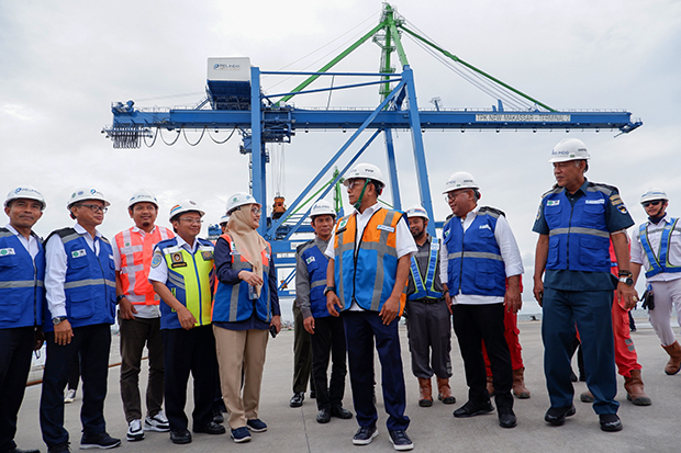 Kepala Staf Kepresidenan RI, Moeldoko (tengah), didampingi General Manager Pelindo Regional 4 Makassar, Enriany Muis, saat meninjau megaproyek  Makassar New Port (MNP), Kamis (26/01/2023).