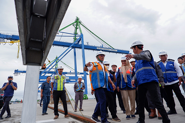 Kepala Staf Kepresidenan RI, Moeldoko (tengah), didampingi General Manager Pelindo Regional 4 Makassar, Enriany Muis, saat meninjau megaproyek  Makassar New Port (MNP), Kamis (26/01/2023).