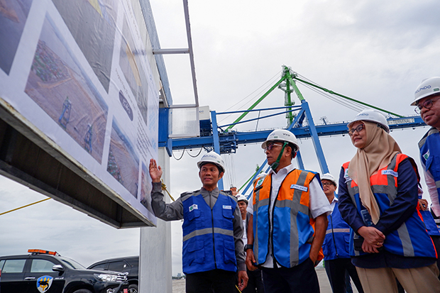 Kepala Staf Kepresidenan RI, Moeldoko (tengah), didampingi General Manager Pelindo Regional 4 Makassar, Enriany Muis, saat meninjau megaproyek  Makassar New Port (MNP), Kamis (26/01/2023).