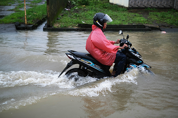 Pengendara nekat terobos banjir di Jalan Kecaping Raya, Perumnas Antang Blok 10, Makassar,  Selasa (31/01/2023).