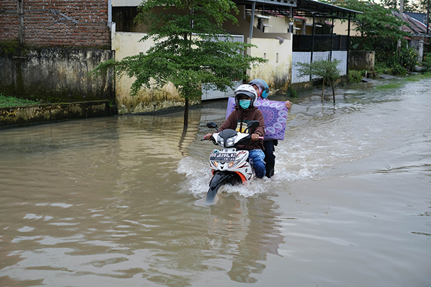 Pengendara nekat terobos banjir di Jalan Kecaping Raya, Perumnas Antang Blok 10, Makassar,  Selasa (31/01/2023).