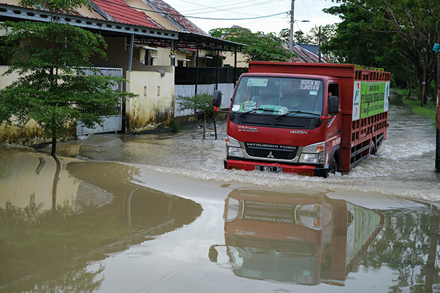 Pengendara nekat terobos banjir di Jalan Kecaping Raya, Perumnas Antang Blok 10, Makassar,  Selasa (31/01/2023).