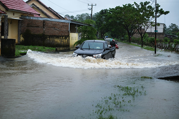 Pengendara Nekat Terobos Banjir Perumnas Antang