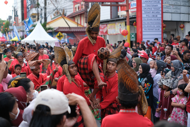 Suasana kemeriahan Cap Go Meh di Jalan Sulawesi, Makassar, Minggu (5/2/2023).