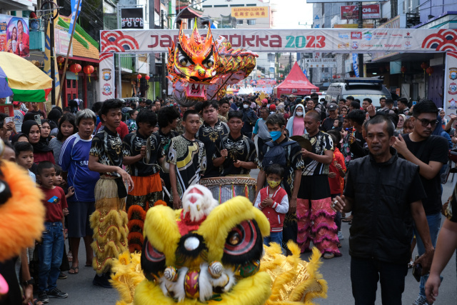 Suasana kemeriahan Cap Go Meh di Jalan Sulawesi, Makassar, Minggu (5/2/2023).