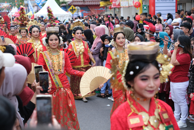 Suasana kemeriahan Cap Go Meh di Jalan Sulawesi, Makassar, Minggu (5/2/2023).